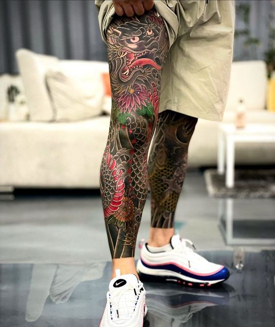 Tatouage Dragon Noir Sur La Jambe