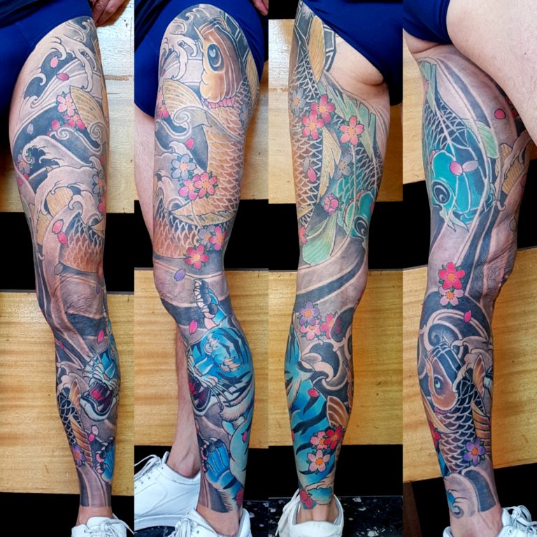 Tatouage Tigre Et Poissons Koï Sur La Jambe