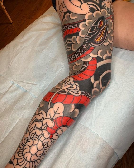 Tatouage Serpent Noir Et Nuages Grises Sur La Jambe