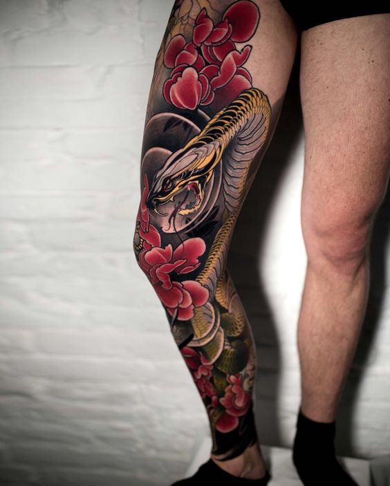 Tatouage Serpent Jaune Et Fleurs Rouges Sur La Jambe
