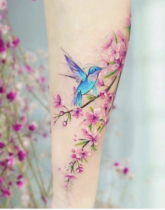 Tatouage Colibri Et Fleurs De Cerisier Sur L'avant Bras