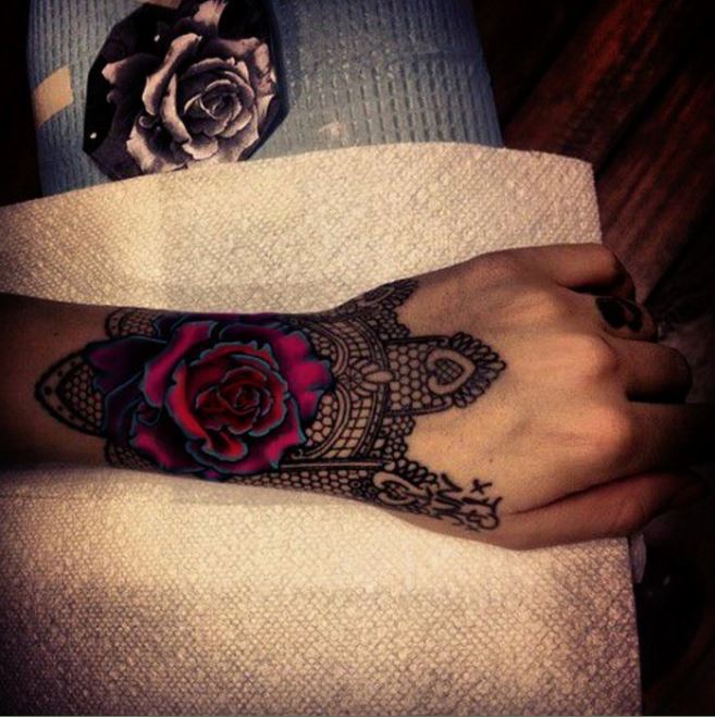 Tatouage Dentelle Avec Rose Colorée Sur Le Poignet