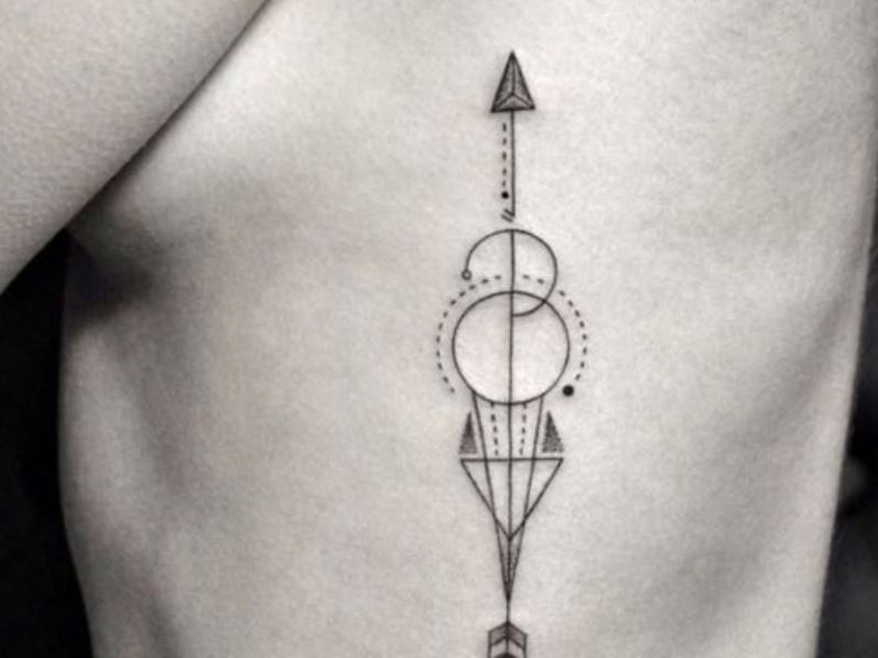 Tatouage Flèche Avec Dots, Cercles Et Triangles Sur Les Côtes