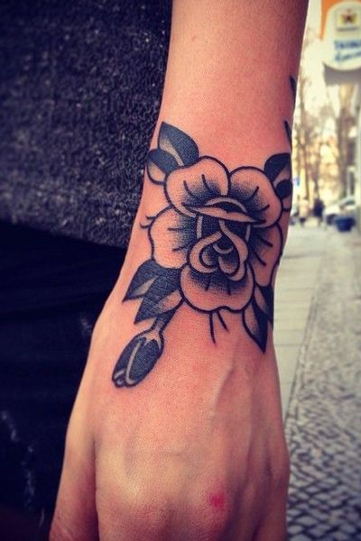 Tatouage Fleur En Noir Et Gris Sur Le Poignet