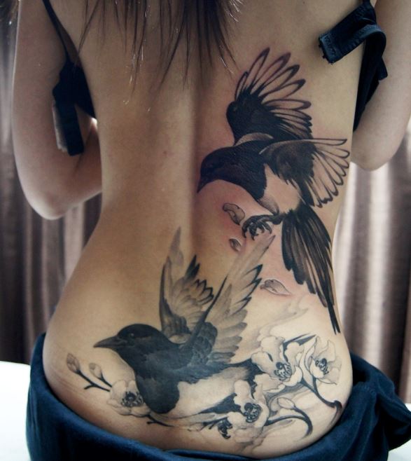 Tatouage Oiseaux En Noir Et Gris Sur Le Dos