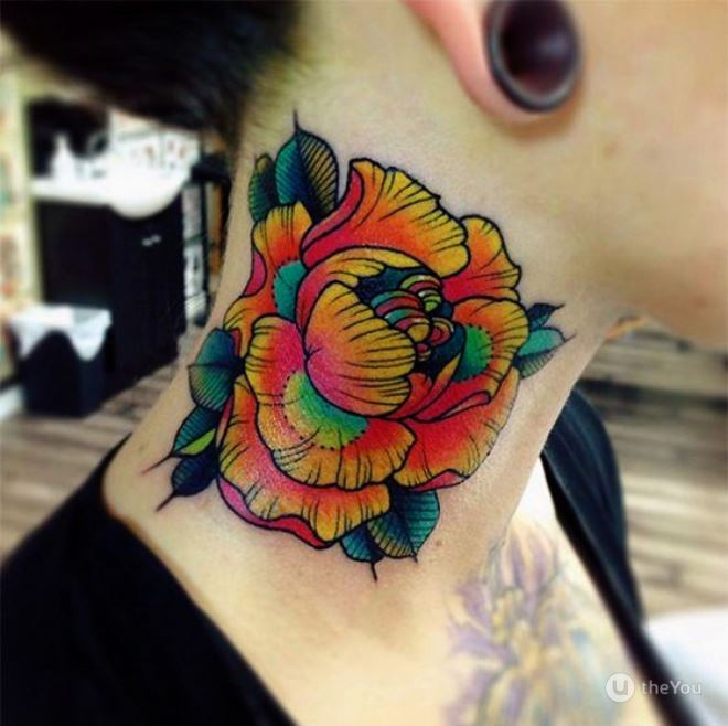 Tatouage Fleur Orange Sur Le Cou