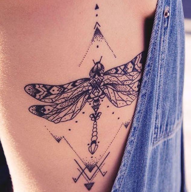 Tatouage Libellule à Motif Géométrique Sur Les Côtes