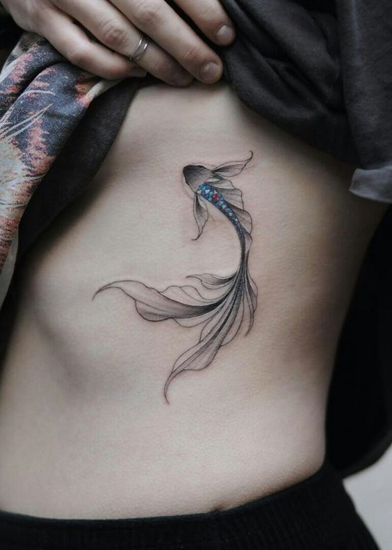 Tatouage Poisson Bleu Et Gris Sur Les Côtes