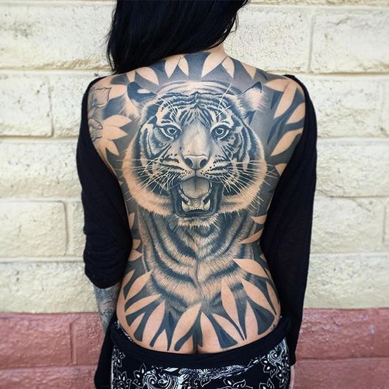 Tatouage Tigre En Noir Et Gris Sur Le Dos