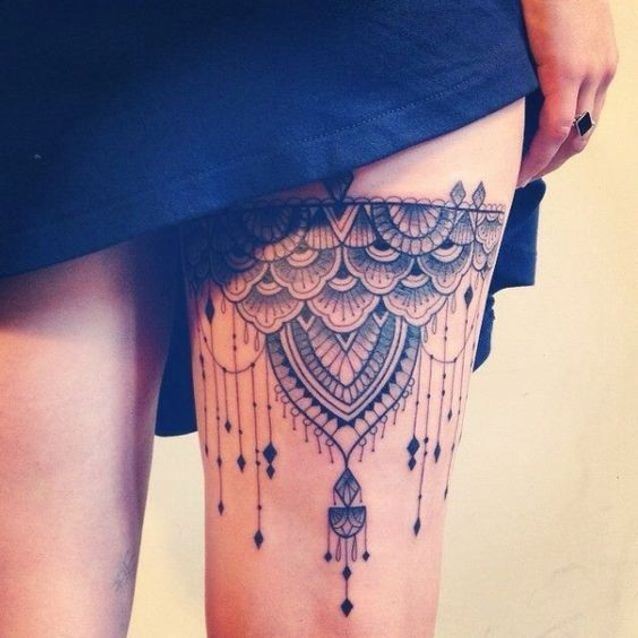 Tatouage Dentelle Avec Pendentifs Sur La Cuisse