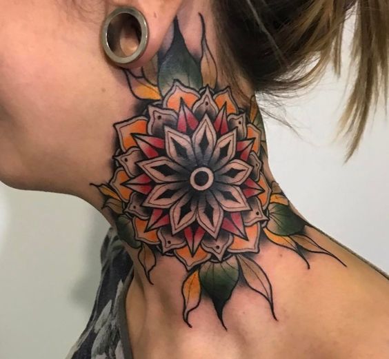 Tatouage Mandala Colorée Sur Le Cou