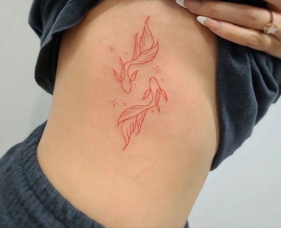 Tatouage Poissons à L'encre Rouge Sur Les Côtes