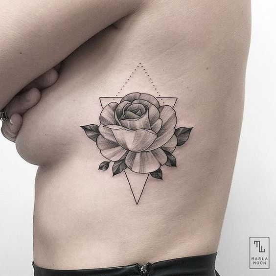 Tatouage Rose En Noir Et Gris Et Triangle Sur Les Côtes