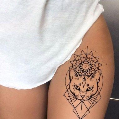 Tatouage Chat Et Figures Géométriques Sur La Cuisse