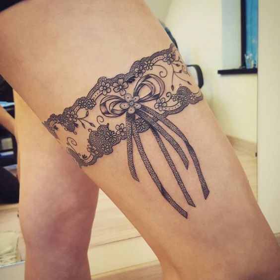 Tatouage Dentelle Avec Fleurs Et Noeud Sur La Cuisse