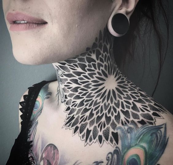 Tatouage étoile Mandala En Dotwork Sur Le Cou