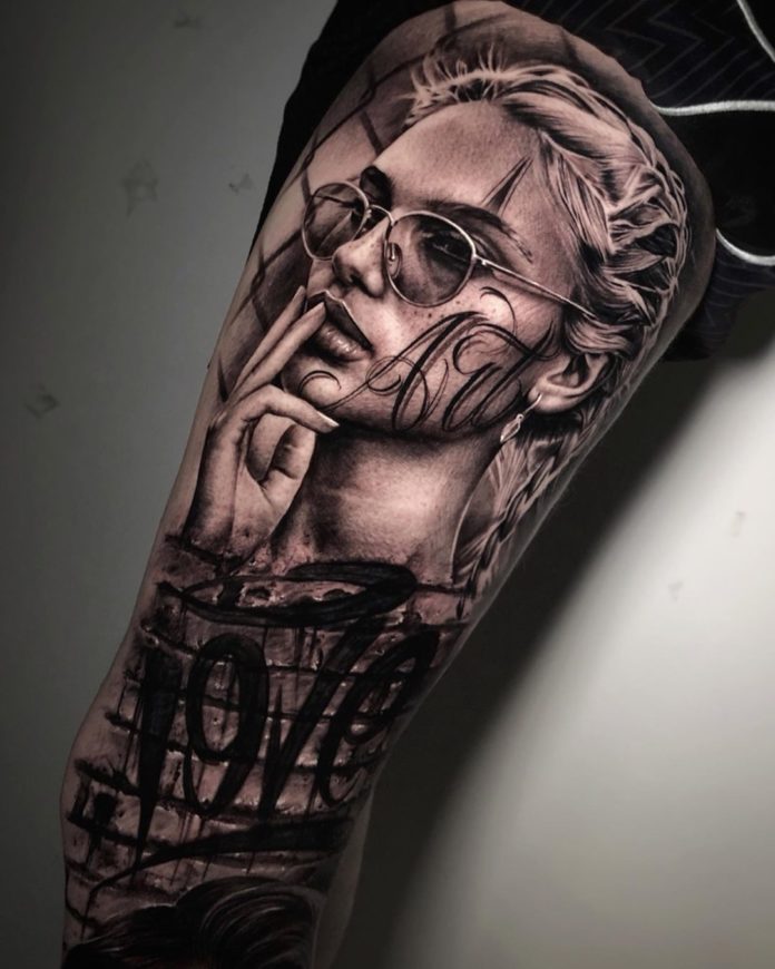 Tatouage Femme Avec Lunettes Sur La Cuisse