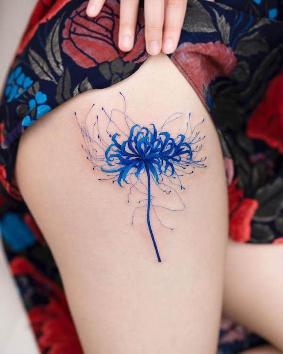 Tatouage Lilium Bleu Sur La Cuisse