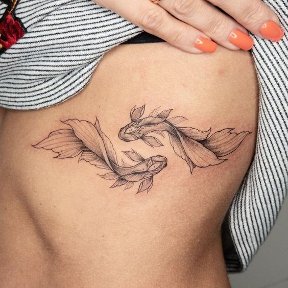 Tatouage Poissons Ying Yang Sur Les Côtes