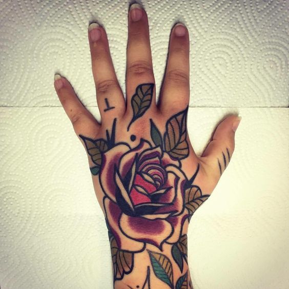 Tatouage Rose Violette Sur La Main