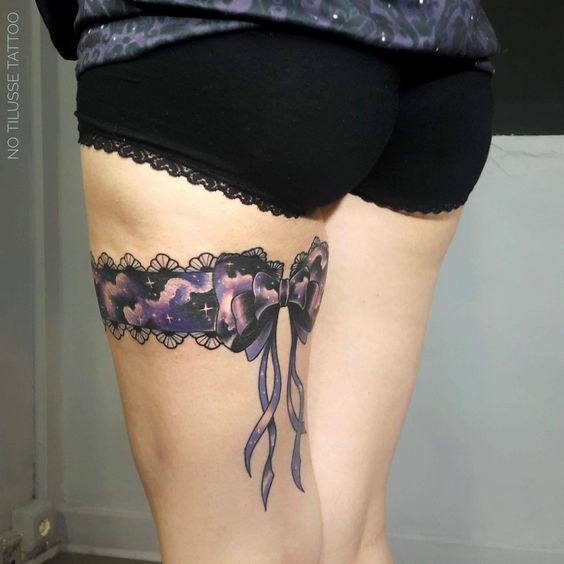 Tatouage Dentelle Et Ciel étoilé Sur La Cuisse