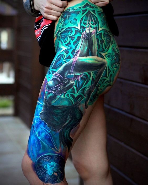Tatouage Femme Nue Sur La Cuisse