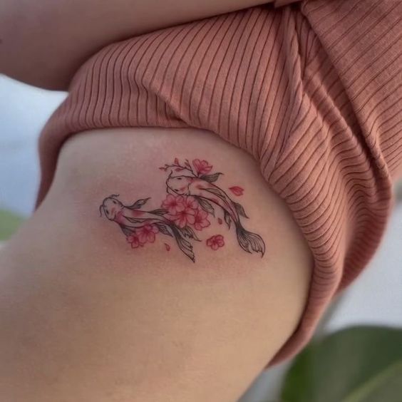 Tatouage Poissons Et Fleurs De Cerisier Sur Les Côtes