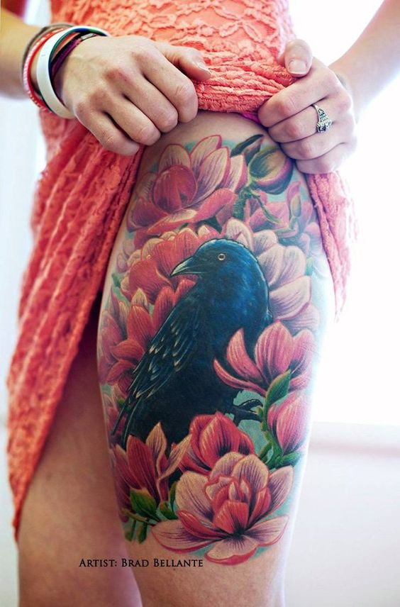 Tatouage Corbeau Et Fleurs Rouges Sur La Cuisse
