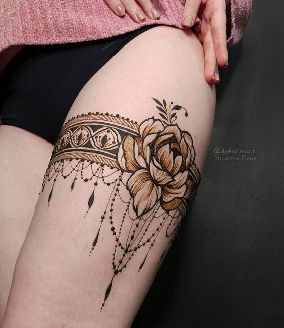 Tatouage Dentelle Et Fleur Marron Sur La Cuisse