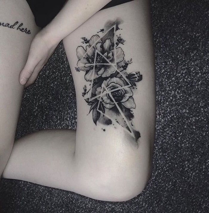 Tatouage Fleurs En Noir Et Gris Et Triangles Sur La Cuisse