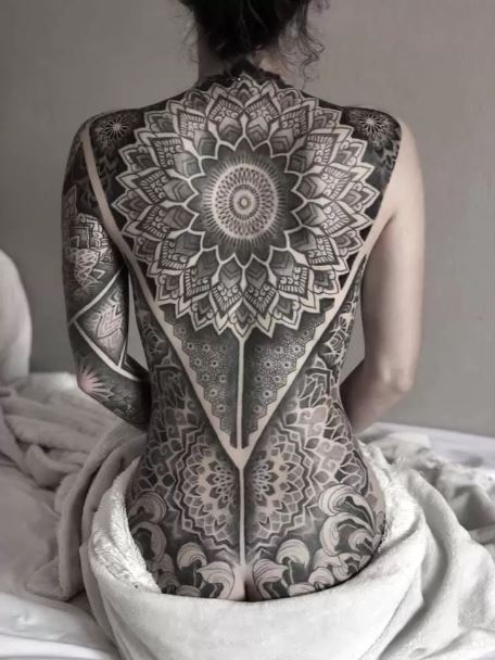 Tatouage Mandala En Noir Et Gris Sur Le Dos