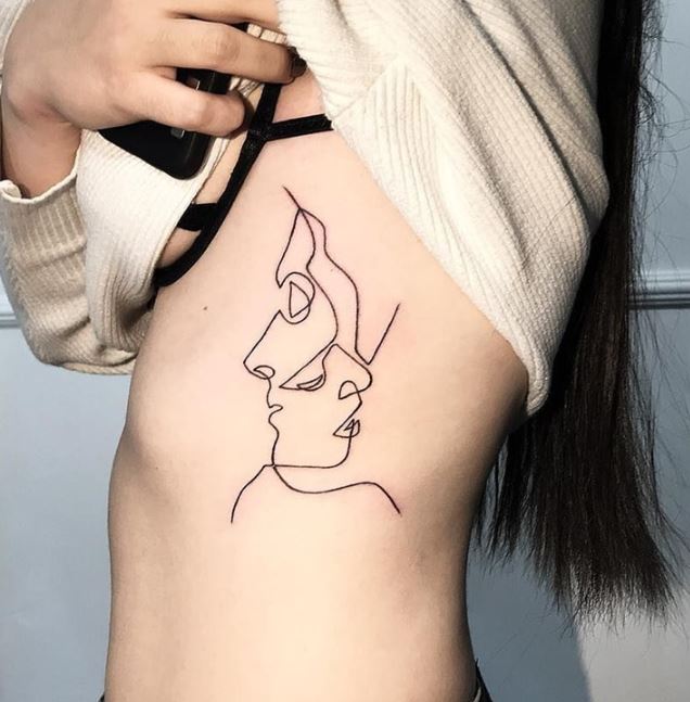 Tatouage Visages En Lignes Fines Sur Les Côtes