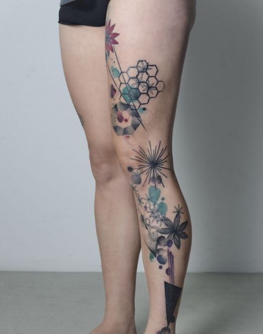 Tatouage Alvéoles, Fleurs Rouges Et Peinture Bleue Sur La Cuisse