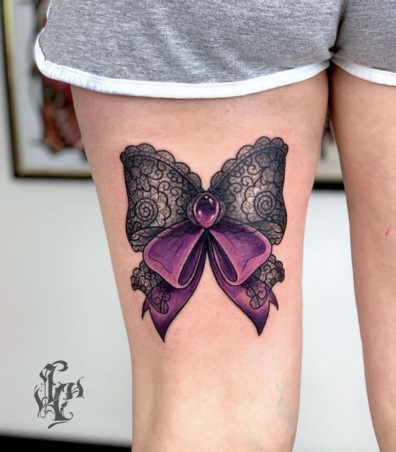 Tatouage Noeud En Dentelle Violette Sur La Cuisse