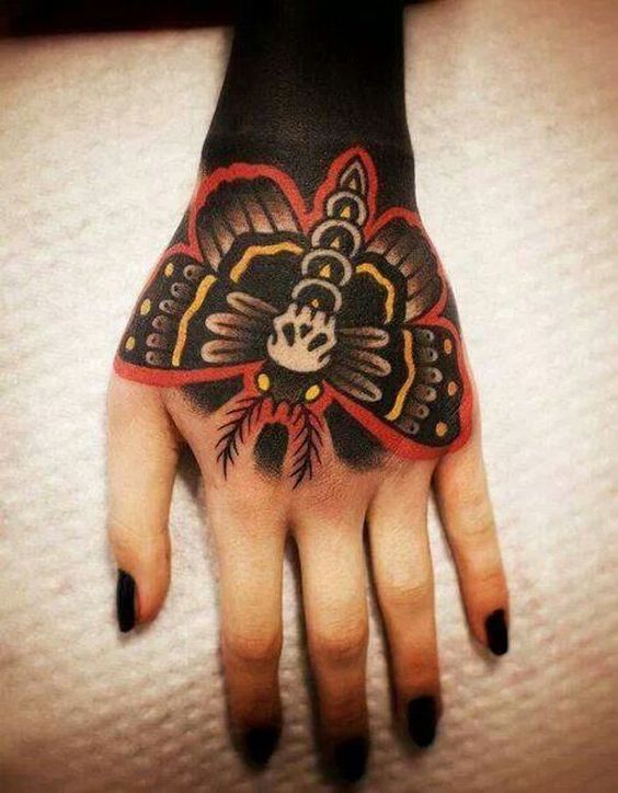 Tatouage Papillon De Nuit Sur La Main