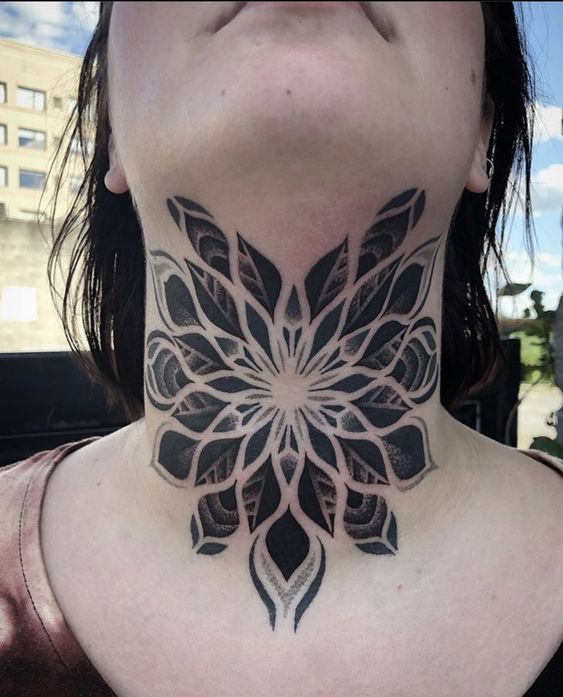Tatouage Pétales Mandala En Noir Et Gris Sur Le Cou