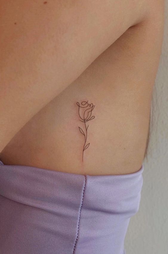 Tatouage Tulipe En Trait Unique Sur Les Côtes
