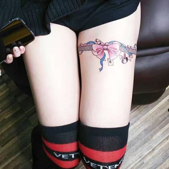 Tatouage Dentelle Et Noeud Rose Sur La Cuisse