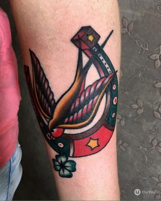 Tatouage Oiseau Et Fer à Cheval Sur L'avant Bras