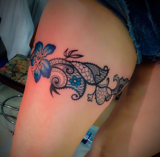 Tatouage Dentelle Et Fleurs Bleues Sur La Cuisse