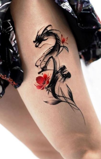 Tatouage Dragon Noir Et Fleurs Rouges Sur La Cuisse