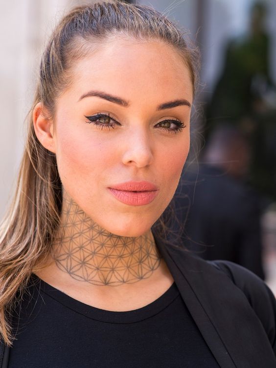 Tatouage Fleur De Vie Géométrique Sur Le Cou