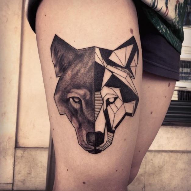 Tatouage Loup Géométrique Sur La Cuisse