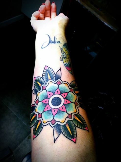 Tatouage Mandala Bleu Sur L'avant Bras