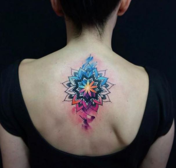 Tatouage Mandala Lumineux Avec Peintures Aquarelles Sur Le Dos