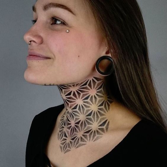 Tatouage étoiles Géométriques En Dotwork Sur Le Cou