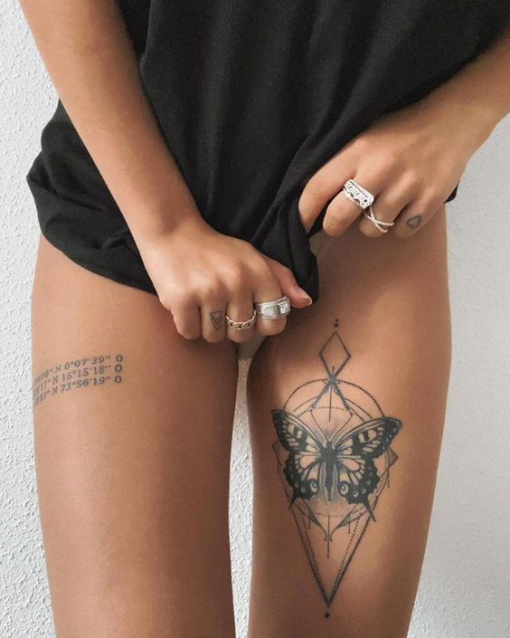 Tatouage Papillon Et Figures Géométriques Sur La Cuisse