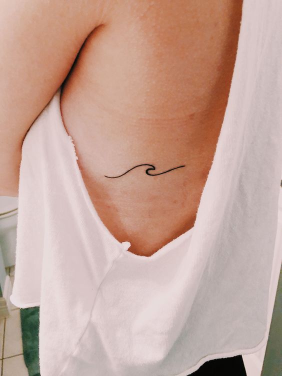 Tatouage Vague En Trait Unique Sur Les Côtes