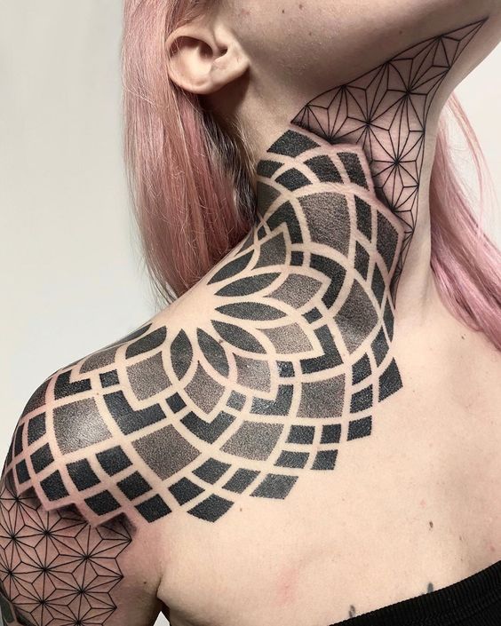 Tatouage étoiles Géométriques Et Mandala Sur Le Cou