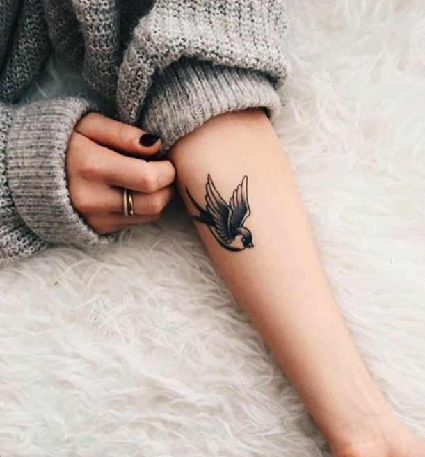 Tatouage Hirondelle En Noir Et Gris Sur L'avant Bras